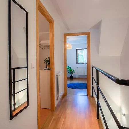 Апартаменты Pinaserena Chic Duplex With Garden In *